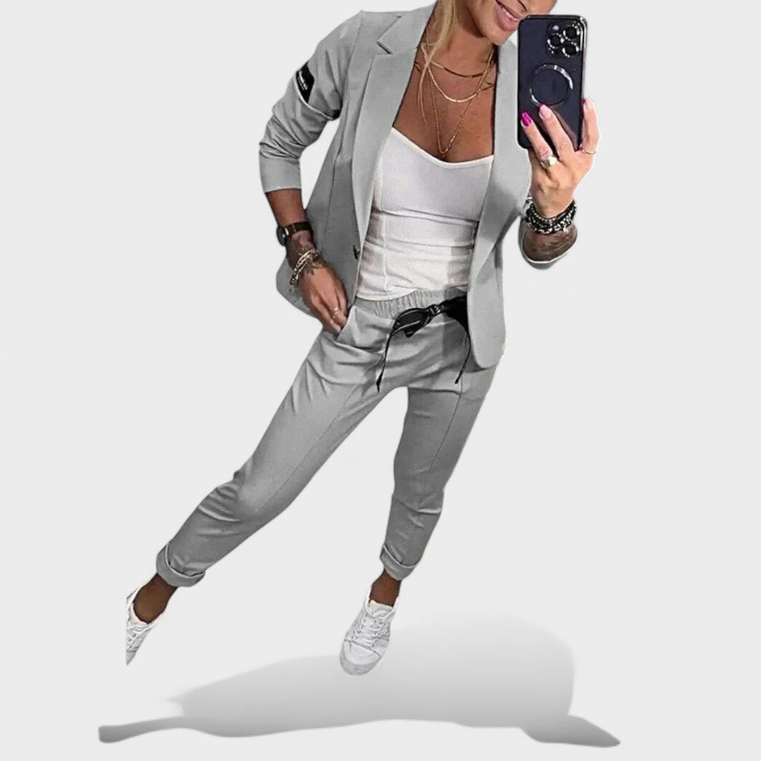 Karolina Testre Szabott Szett Puha Blézerrel és Nadrággal