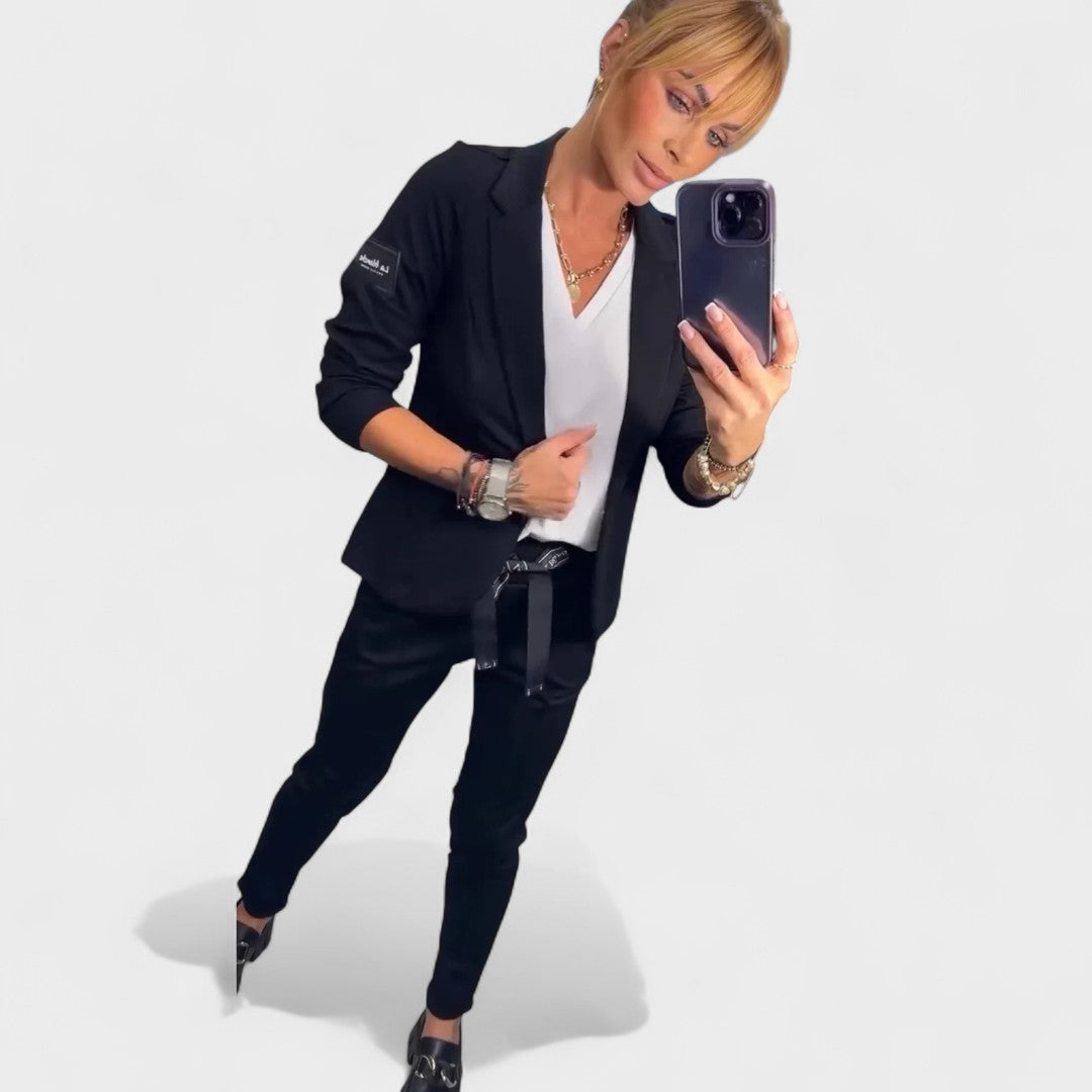 Karolina Testre Szabott Szett Puha Blézerrel és Nadrággal