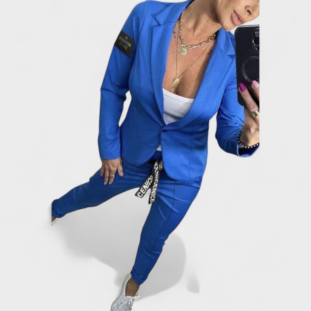 Karolina Testre Szabott Szett Puha Blézerrel és Nadrággal