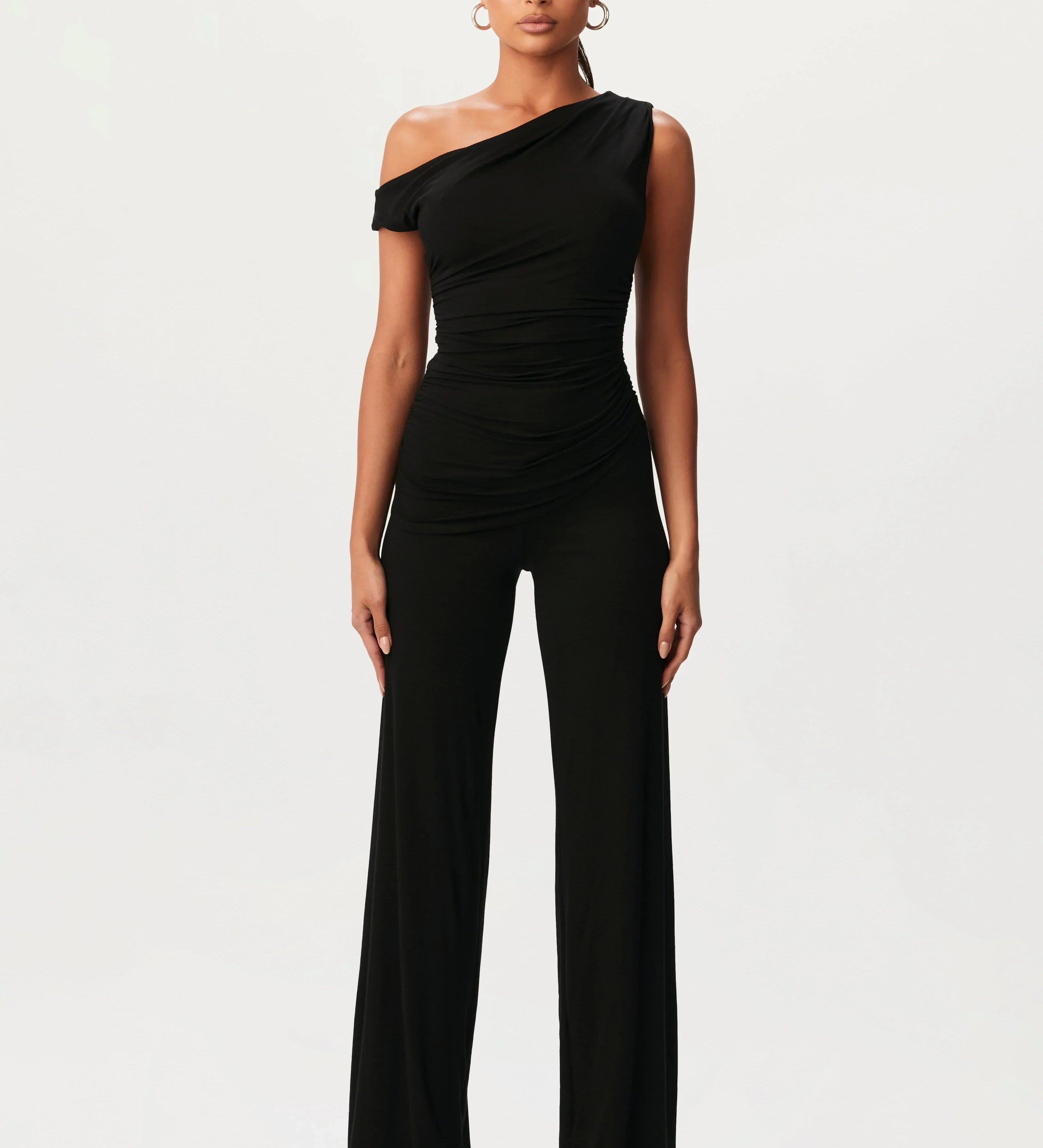 Lúcia Ember – Elegáns Ember Szett Aszimmetrikus Kivágással