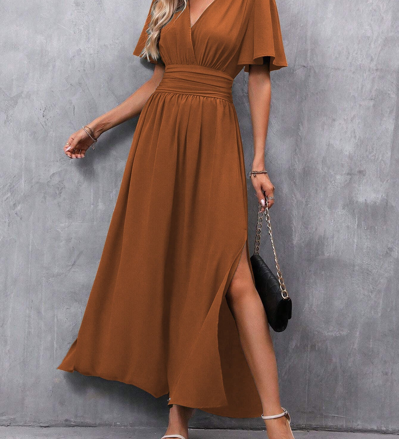 Eterna | Elegáns Fekete Maxi Ruha V Kivágással, Laza Ujjakkal és Hasítékkal