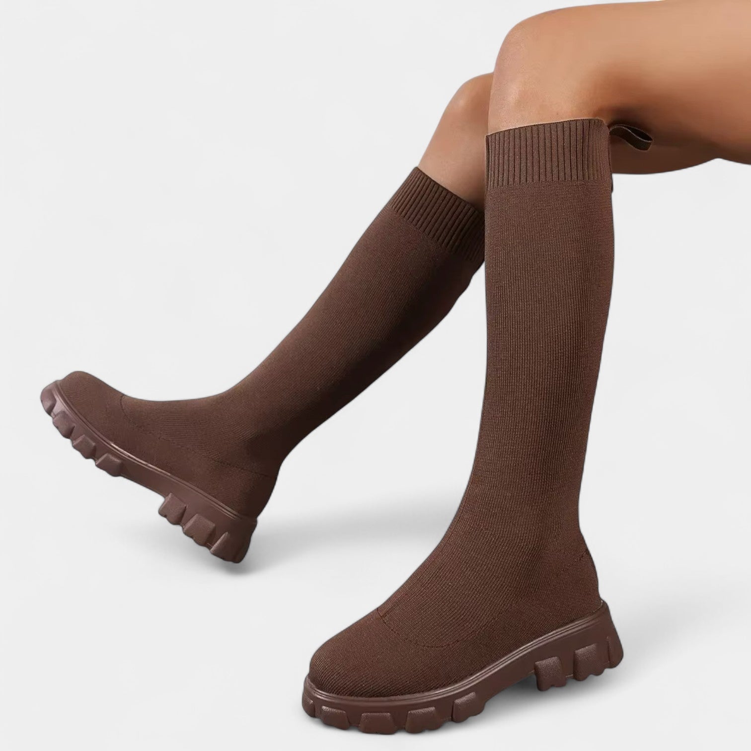 Женски ботуши до коляното с еластичен материал и закръглен нос с нисък блоков ток