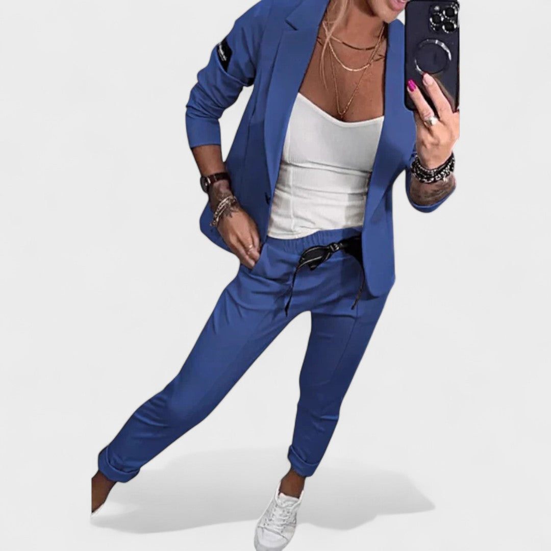 Karolina Testre Szabott Szett Puha Blézerrel és Nadrággal