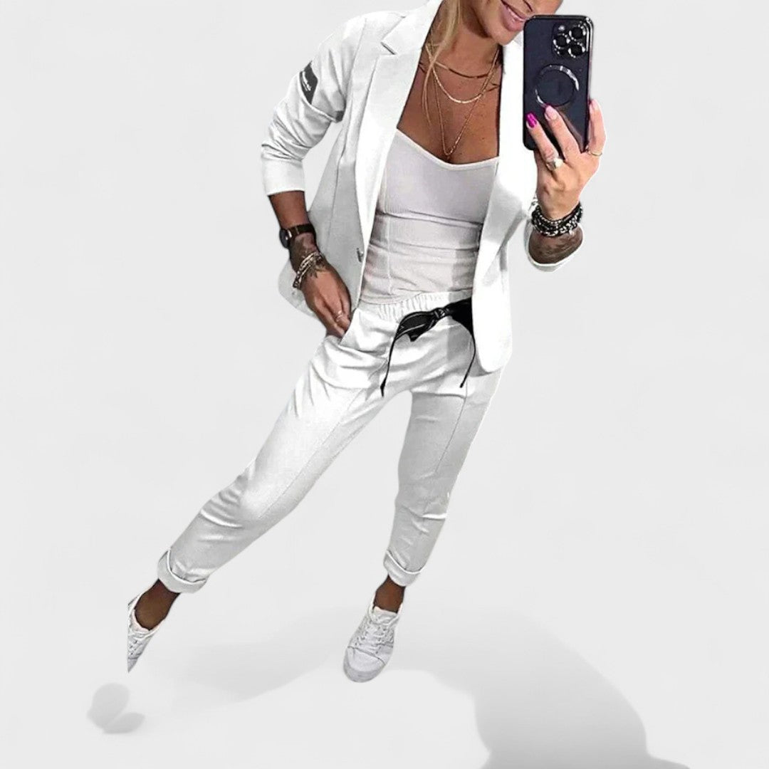 Karolina Testre Szabott Szett Puha Blézerrel és Nadrággal