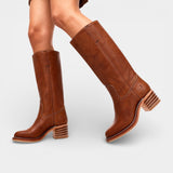 Дамски кожени ботуши до средата на прасеца